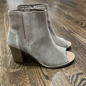 Toms SZ 8w Majorca Peep Toe Perforated Ankle Boots Desert Taupe Suede 3inch heel